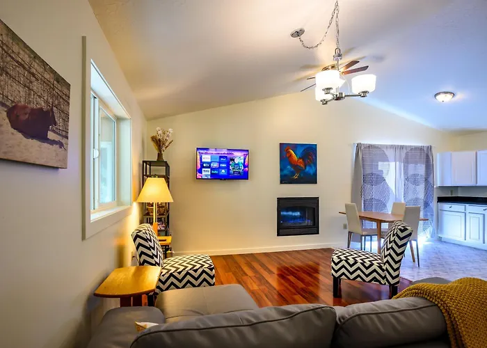 Blue House - Private 2 Bed, 2 Bath Home With Garage
