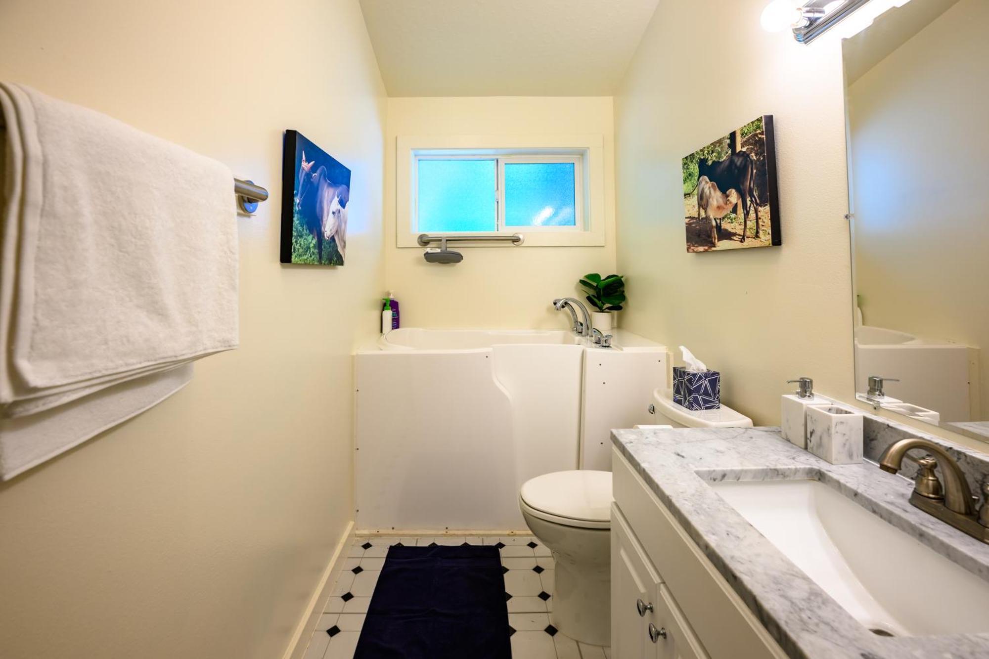 Hébergement de vacances Blue House - Private 2 Bed, 2 Bath With Garage