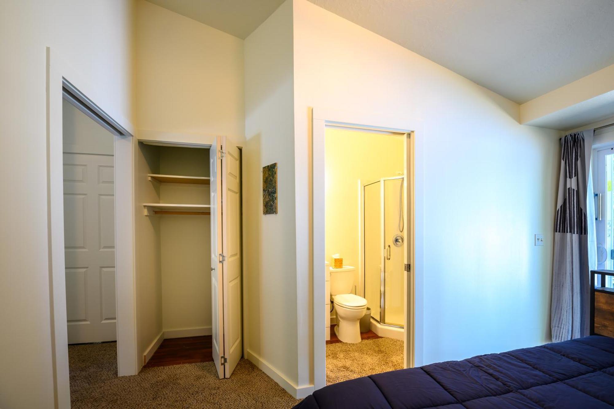 Blue House - Private 2 Bed, 2 Bath With Garage